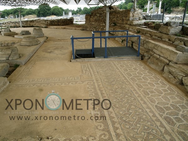 Στο σημείο αυτό, στον αρχαιολογικό χώρο των Φιλίππων, στην καρδιά του Οκταγώνου, είναι ο υπόγειος τάφος, μνημείο αφηρωϊσμένου νεκρού! 
